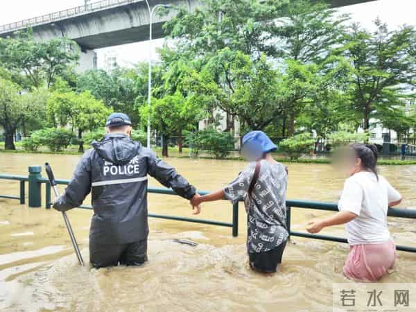 三亚暴雨 市民游客雨中有序做核酸