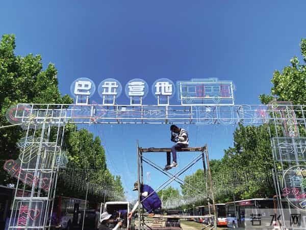 男子吃馄饨被拉走餐车变观光巴士