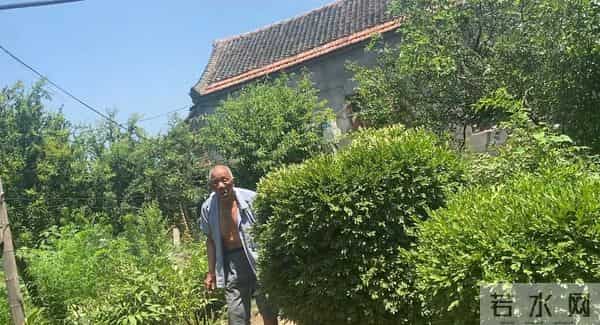 孙女帮八旬爷爷实现零食自由