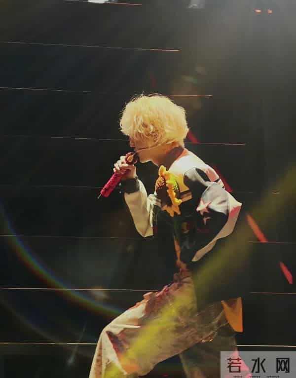 北京因疫情封闭小区风雪夜开演唱会