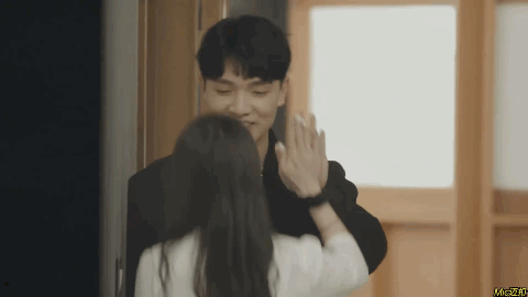 四川地震瞬间女幼师冲回屋救人