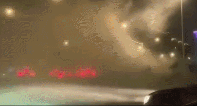 江苏大风吹飞机转圈