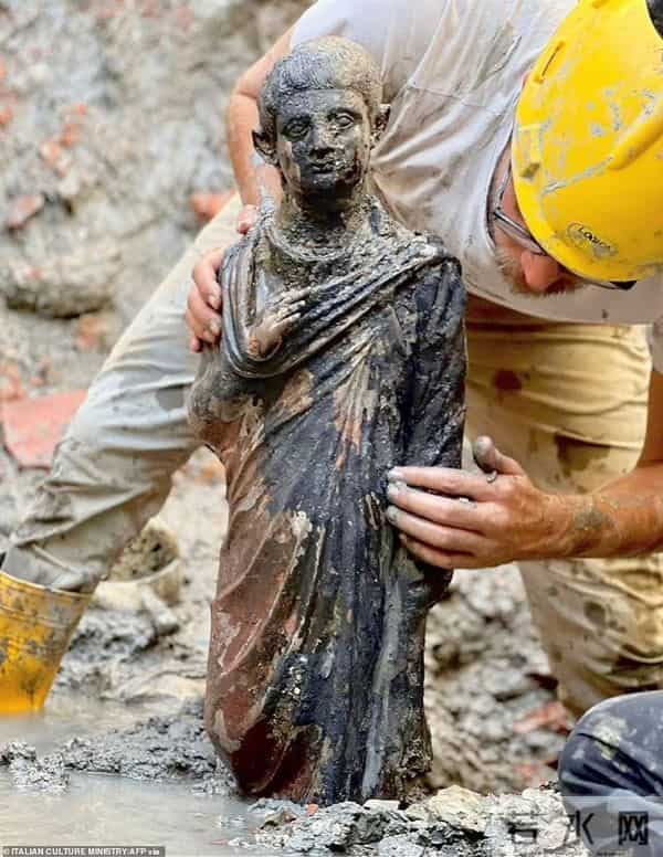 意大利挖出大量2300年前青铜器