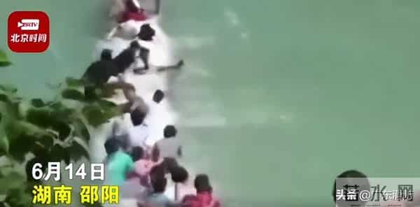 湖南一网红吊桥断裂20余人落水