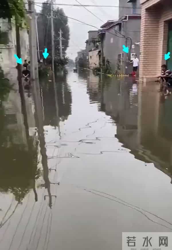 广东暴雨积水成河 有人屋内钓鱼