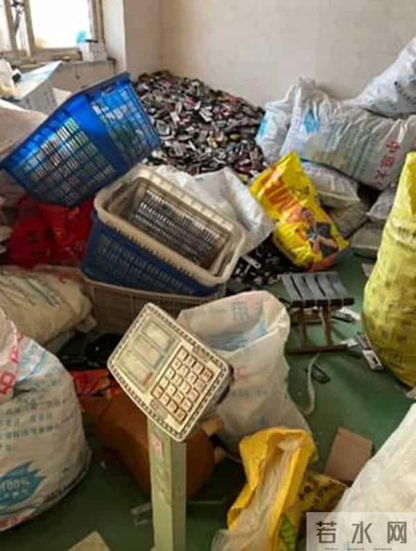 旧手机被换菜刀女子开80公里赎回