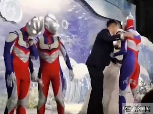 伴郎团扮奥特曼