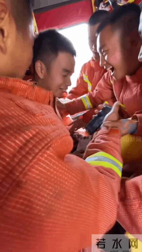 消防员查高考成绩队友紧张围观