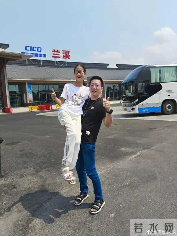 浙江父女晒同一服务区10年合照