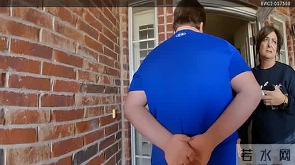 美国18岁女罪犯因颜值超高爆红