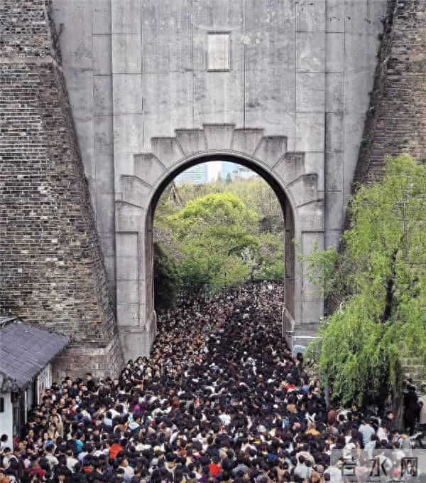 乐山大佛排队4小时才能看到佛脚