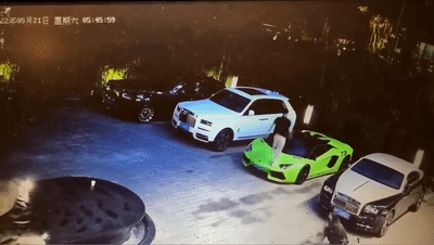 男子酒后连踹4辆豪车 车损或超百万