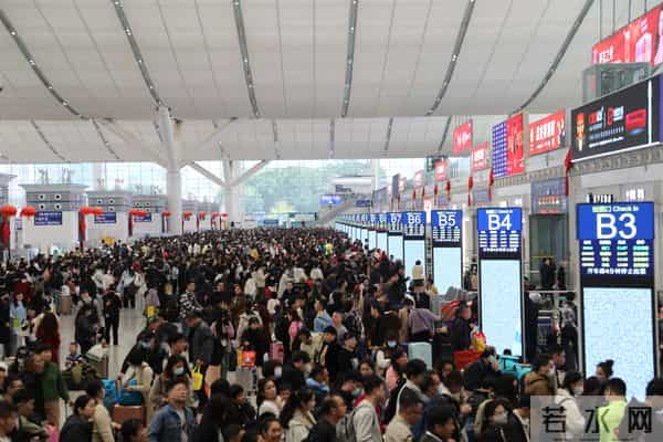各地火车站纷纷开启人潮模式