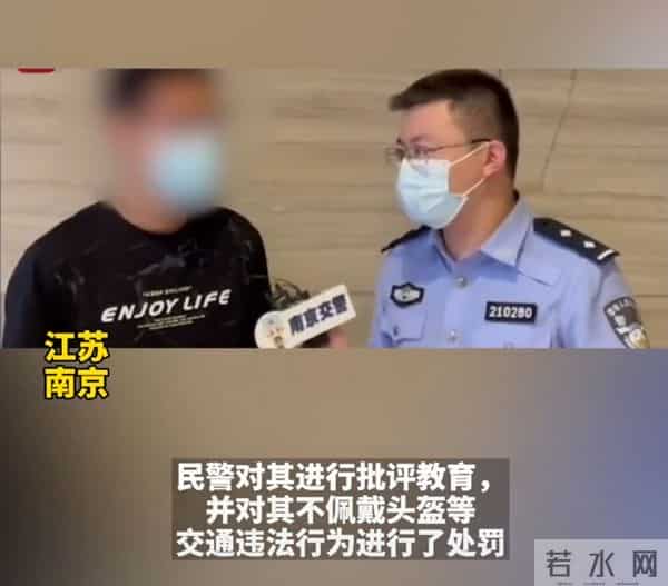 男子雨天骑摩托等红灯时洗头