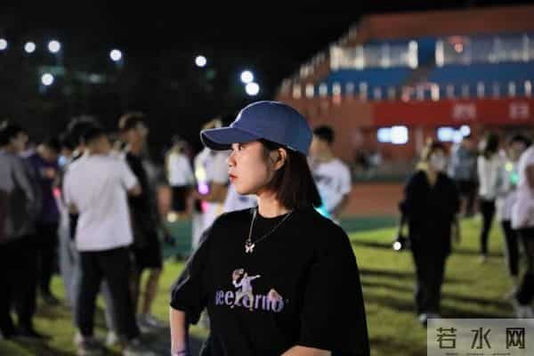 封校后保安大爷在操场开演唱会