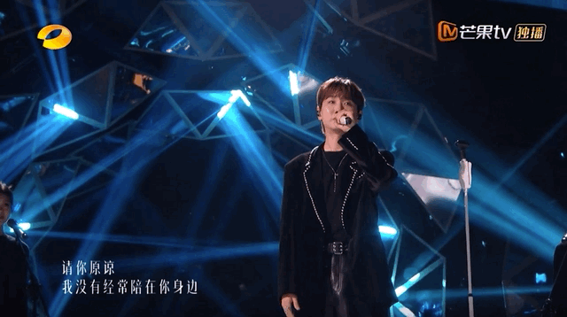 那英忘词指着提词器点着唱