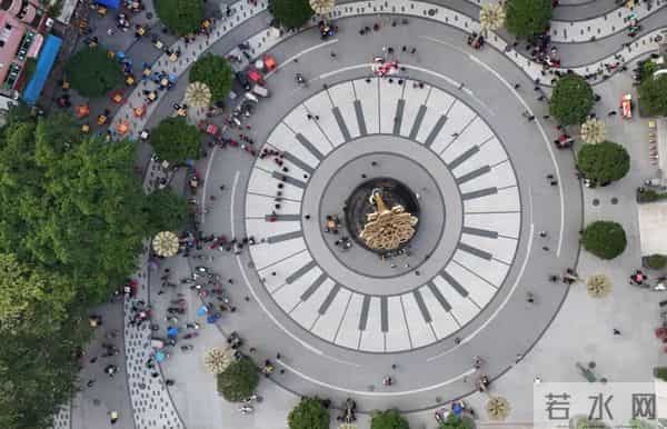 疫情下的成都-市民有序购物