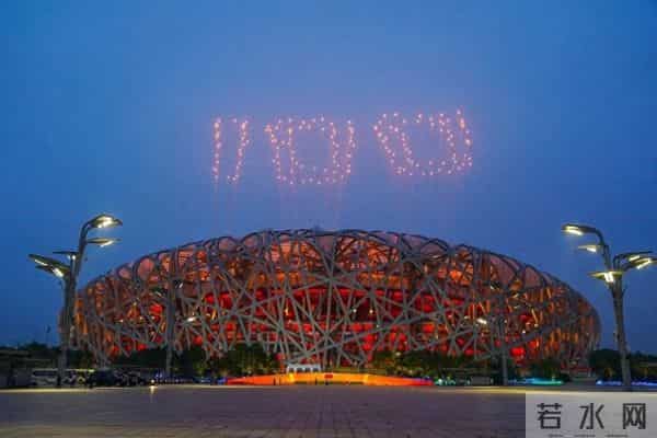 100字样焰火盛放鸟巢上空