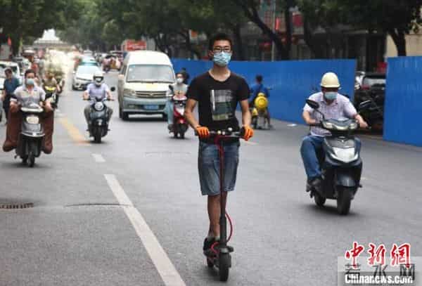 南京禄口街道解封 居民放烟花庆祝