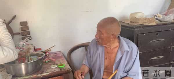 孙女帮八旬爷爷实现零食自由