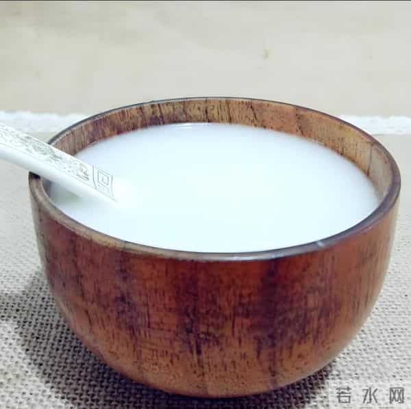 狗狗咬破白酒桶把自己灌醉