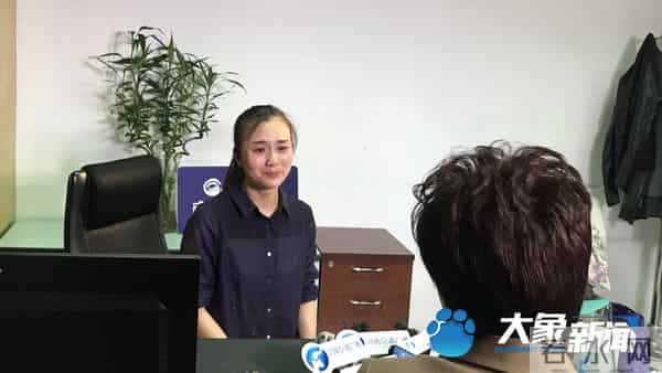 女游客卷入电动步道腿被夹断