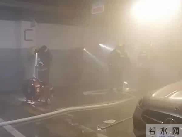 地下车库发生火灾 多辆车被“炭烤”