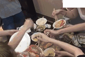 大妈跳广场舞把孩子栓栏杆上