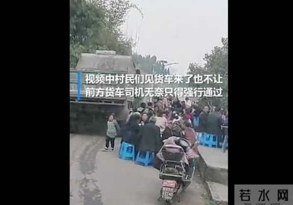 重庆村民吃席遇直升机悬停