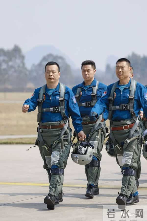 战机避开居民区一等功飞行员复飞