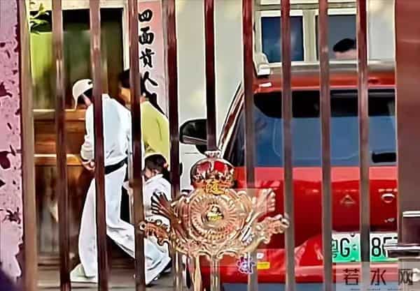 主播自带燃气做饭蹲守全红婵家