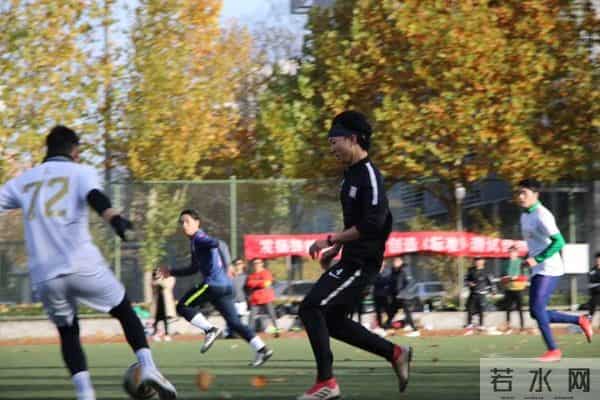 封校后保安大爷在操场开演唱会