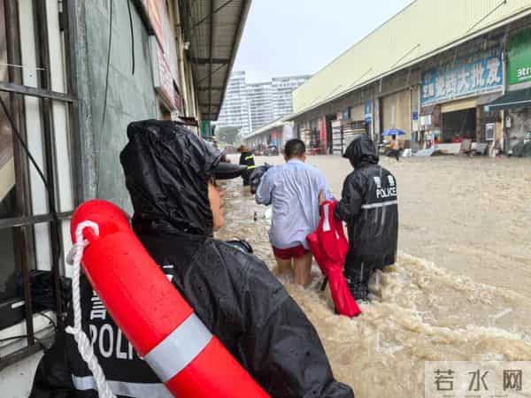 三亚暴雨 市民游客雨中有序做核酸