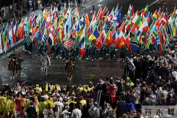 LADYGAGA像火烈鸟一样窜出来