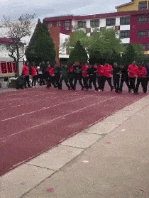 大妈跳广场舞把孩子栓栏杆上