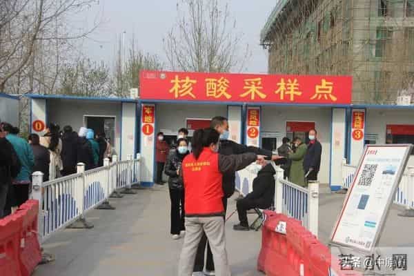 育婴师被曝虐婴-强行灌奶致其骨折