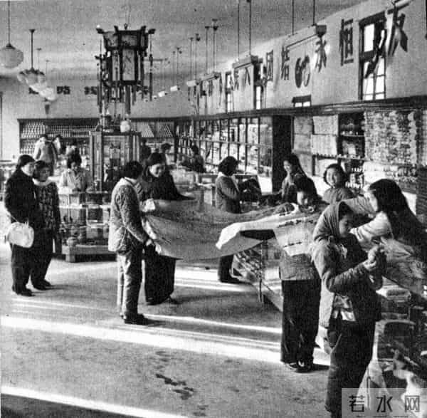 郑州地铁口摆满鲜花