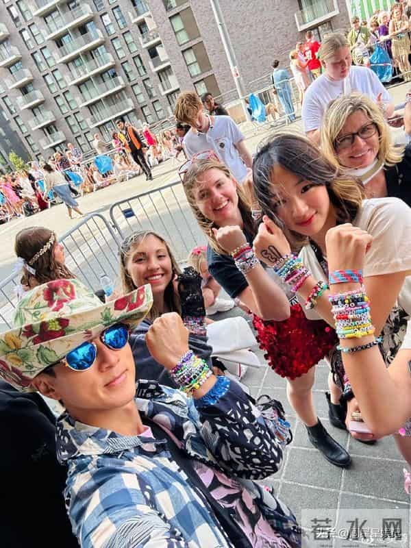 吴尊陪NEINEI排队7小时看霉霉演唱会