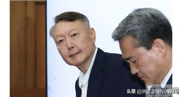 韩总统雨中撑伞不顾老婆