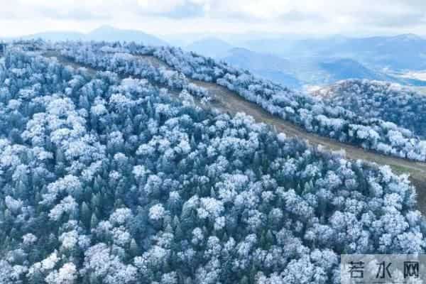 山东断崖式降温 小伙披被子骑车