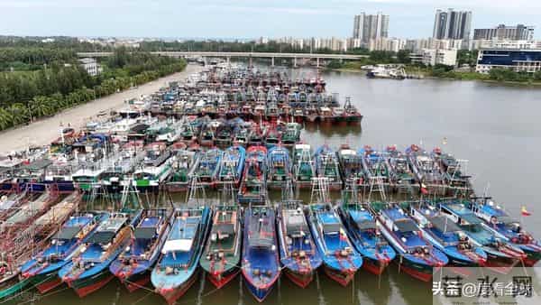 台风登陆海南-暴雨下市民艰难行走