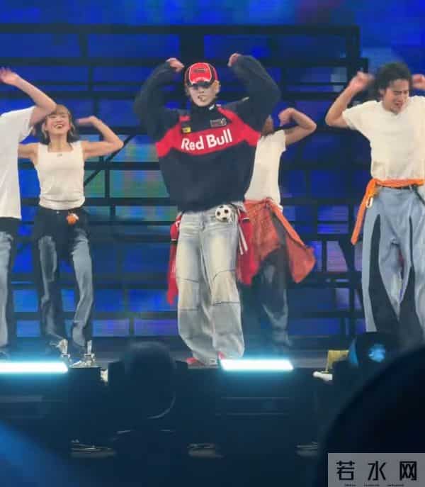 北京因疫情封闭小区风雪夜开演唱会