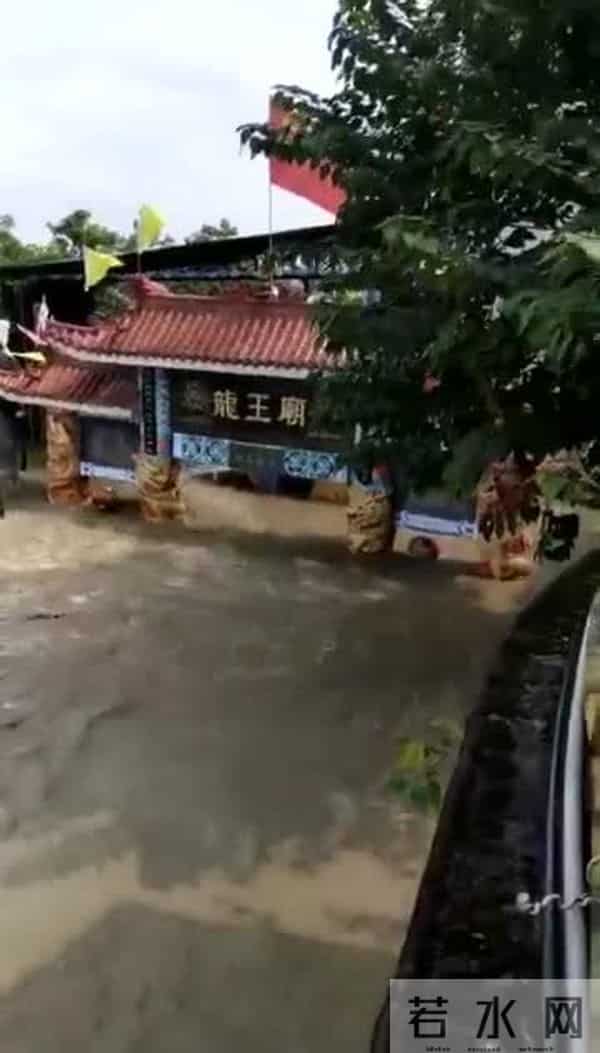 四川南充上演现实版大水冲龙王庙