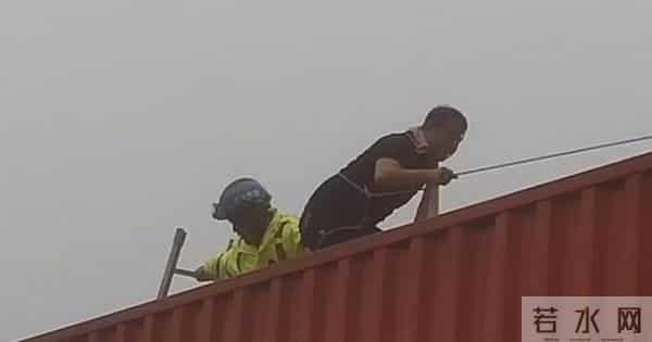 桥梁垮塌幸存者-商务车上仅自己获救