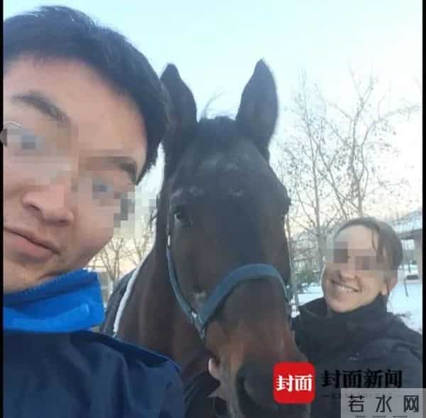 自称骑马回国的小伙道歉