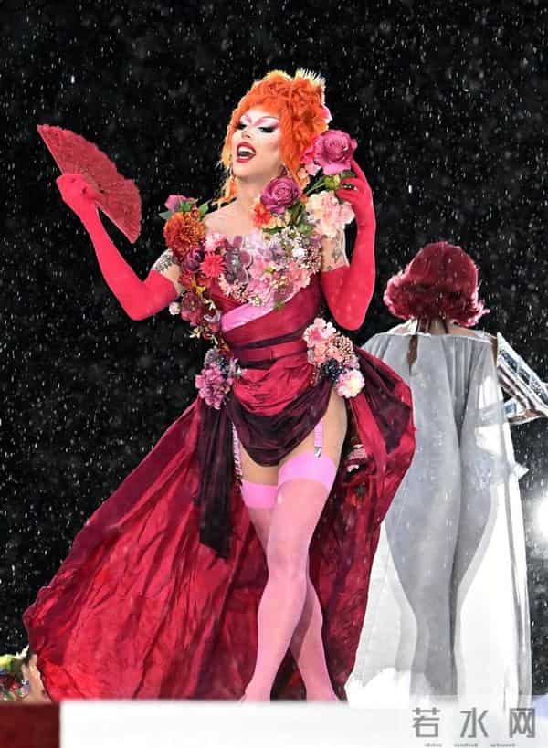 LADYGAGA像火烈鸟一样窜出来