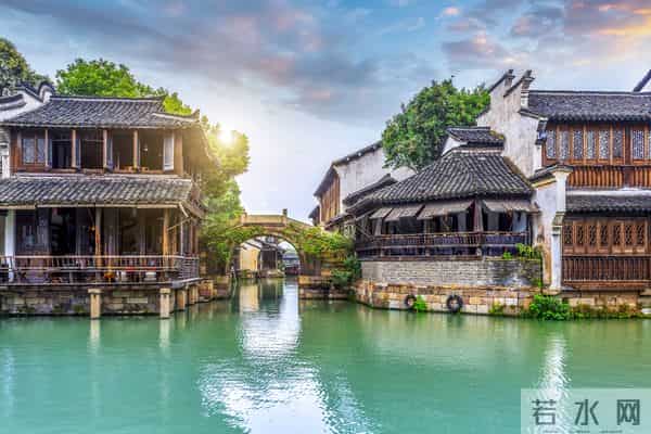 九寨沟天还没亮就开始排队了