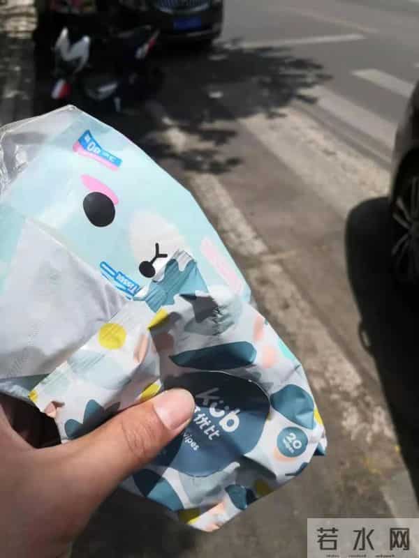 开豪车男子踢翻外卖小哥电动车