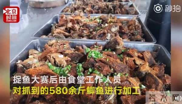 高三学生抓鱼解压