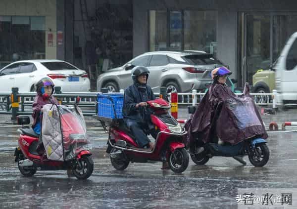 台风登陆海南-暴雨下市民艰难行走